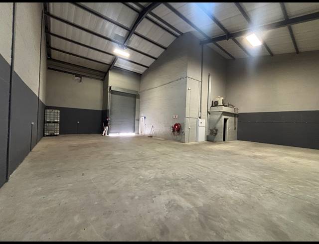 302M² WAREHOUSE TO LET IN STIKLAND INDUSTRIAL